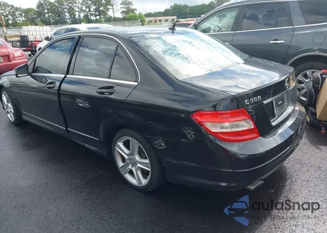 2011 Mercedes-Benz C 300 Luxury/Sport z USA, uszkodzony, nr VIN WDDGF5EB2BR168537